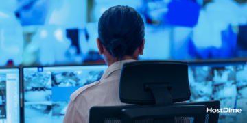 Terceirizar a infraestrutura de TI da sua empresa é um bom negócio? 4 mulher olhando cameras de segurando