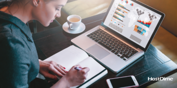 As vantagens da cloud computing para a educação 7 Mulher escrevendo no caderno com computador