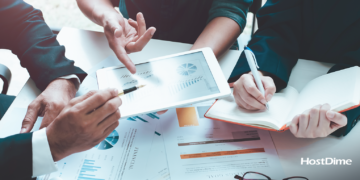 3 lições grandes de empresas que crescem com a cloud computing 8 Pessoas analisando gráficos e escrevendo em caderno