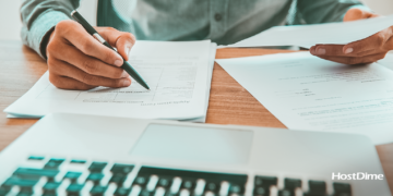 Por que armazenar as notas fiscais eletrônicas da sua empresa na nuvem? 7 homem trabalhando com papel e caneta