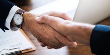 O que faz empresas optarem por Data Centers nacionais 6 aperto de mão